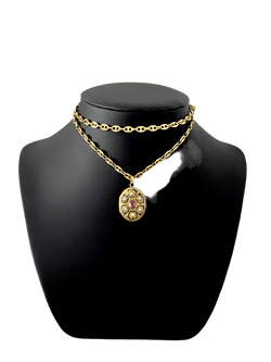 Médaille en or jaune, émail, perles et rubis - Castafiore