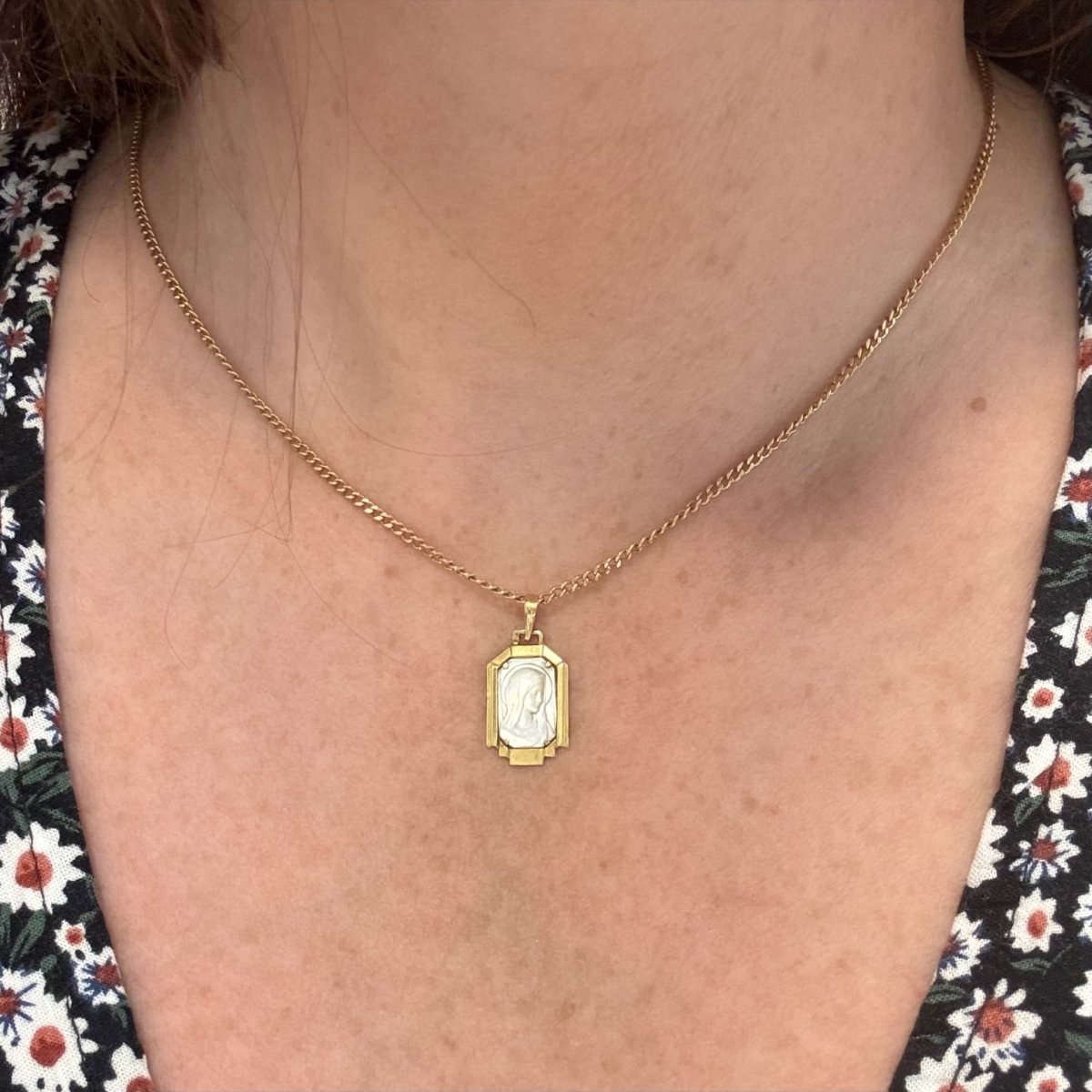 Médaille en or jaune et nacre - Castafiore