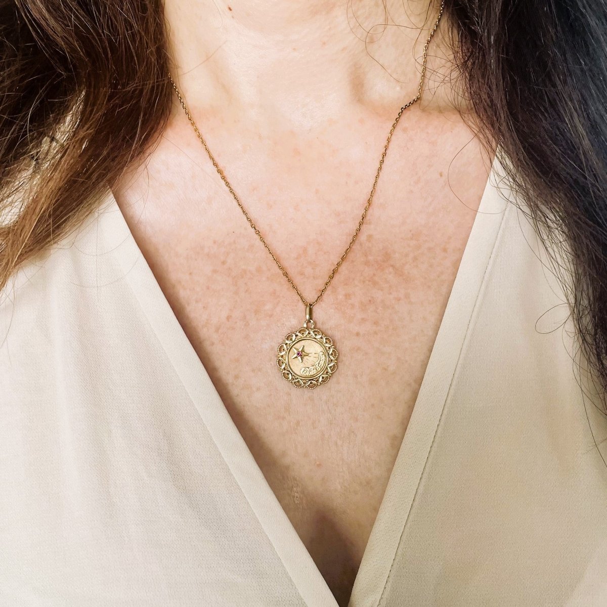 Médaille en or jaune et rubis - Castafiore