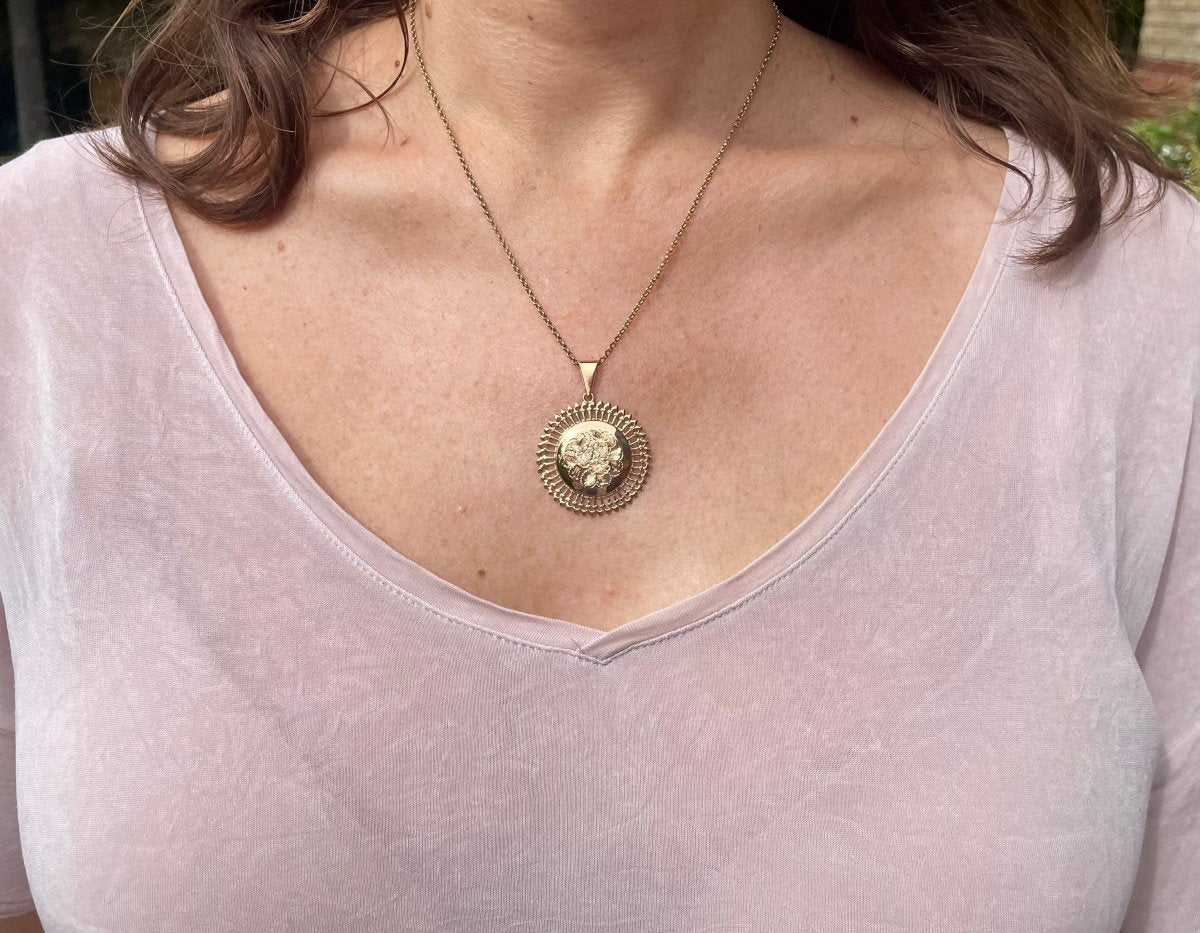 Médaille motif floral grand modèle en or rose