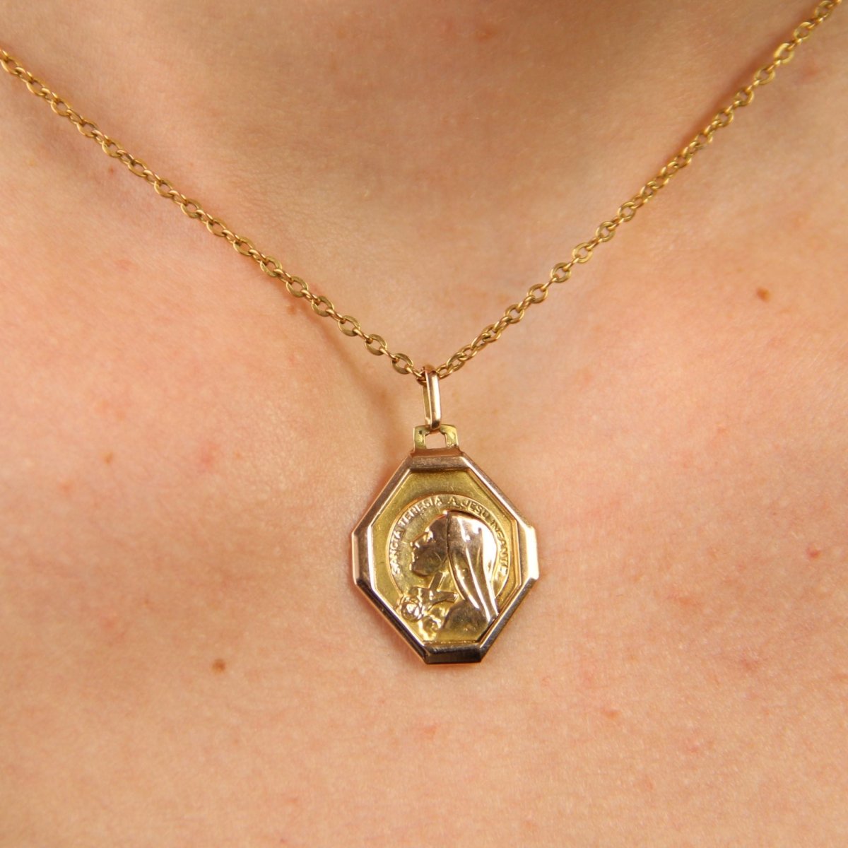 Médaille or rose Sainte Thérèse - Castafiore