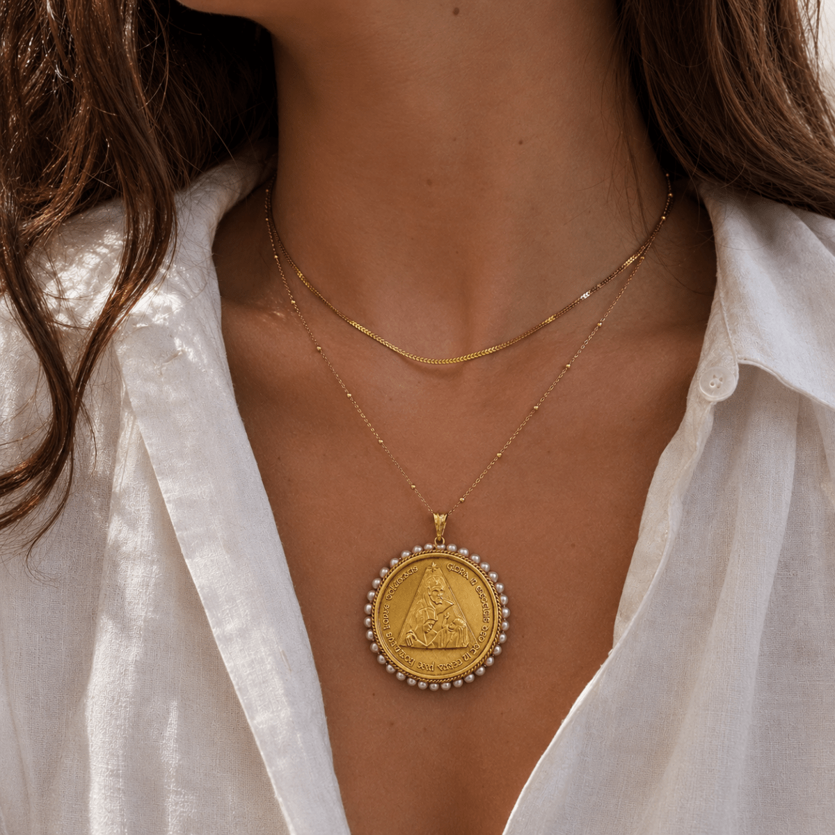 Médaille Religieuse en or jaune et perles de culture - Castafiore