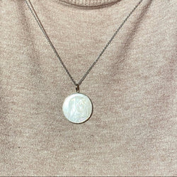 Médaille Vierge, en or blanc et nacre - Castafiore