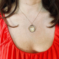 Médaille Vierge en or jaune et rose signée E.Dropsy - Castafiore