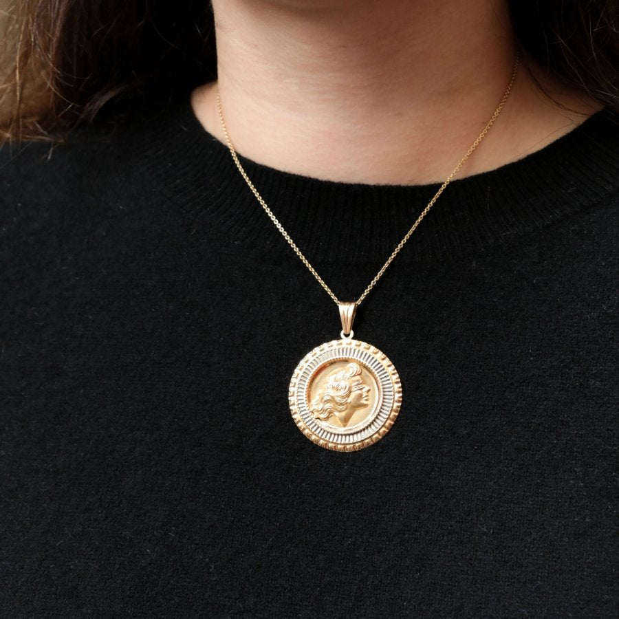 Médaille vintage en or jaune et blanc figurant la déesse Fortuna - Castafiore