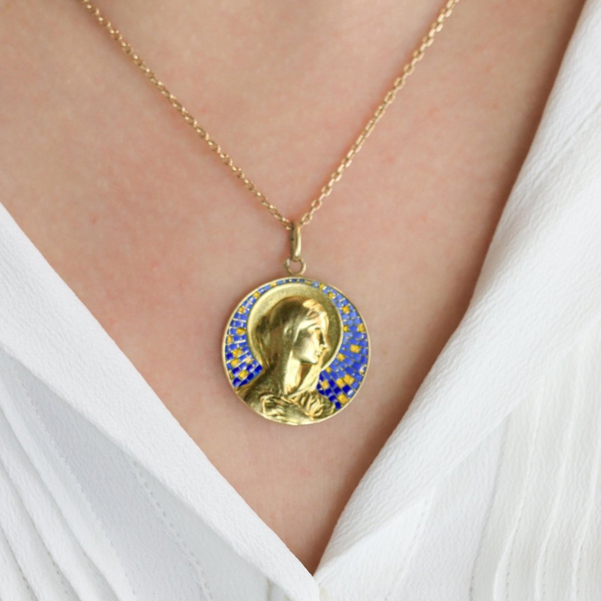 Médailler VERNON en or jaune et émail bleu - Castafiore