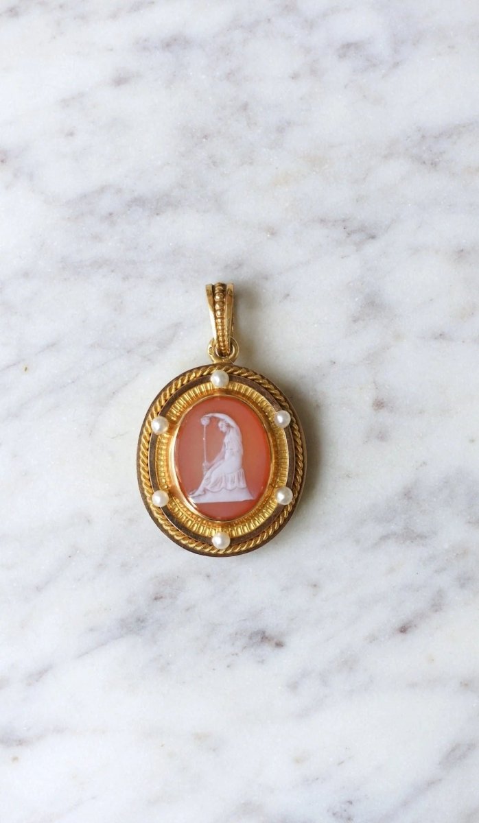 Médaillon camée agate et perles sur or jaune - Castafiore