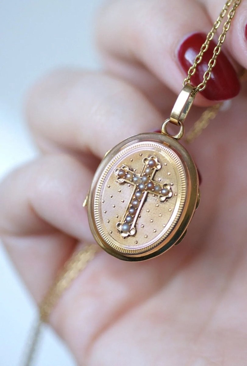 Médaillon ouvrant croix perles sur or - Castafiore