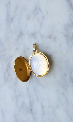 Médaillon ouvrant croix perles sur or - Castafiore