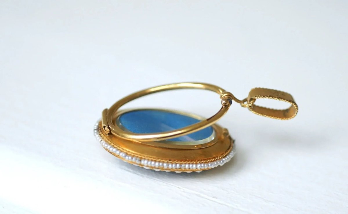 Médaillon ouvrant émail guilloché, diamants et perles - Castafiore