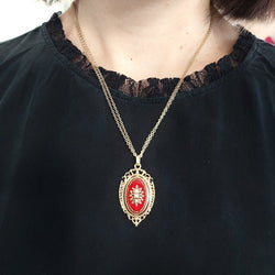 Médaillon porte-photo en or jaune, émail rouge et perle