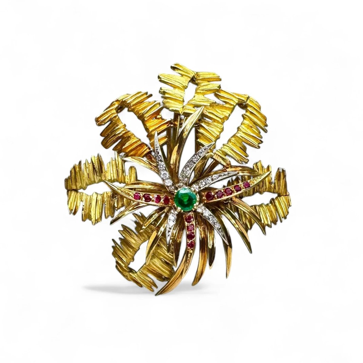 MELLERIO Broche en or jaune, le centre orné d’émeraude, de rubis et de diamants. - Castafiore