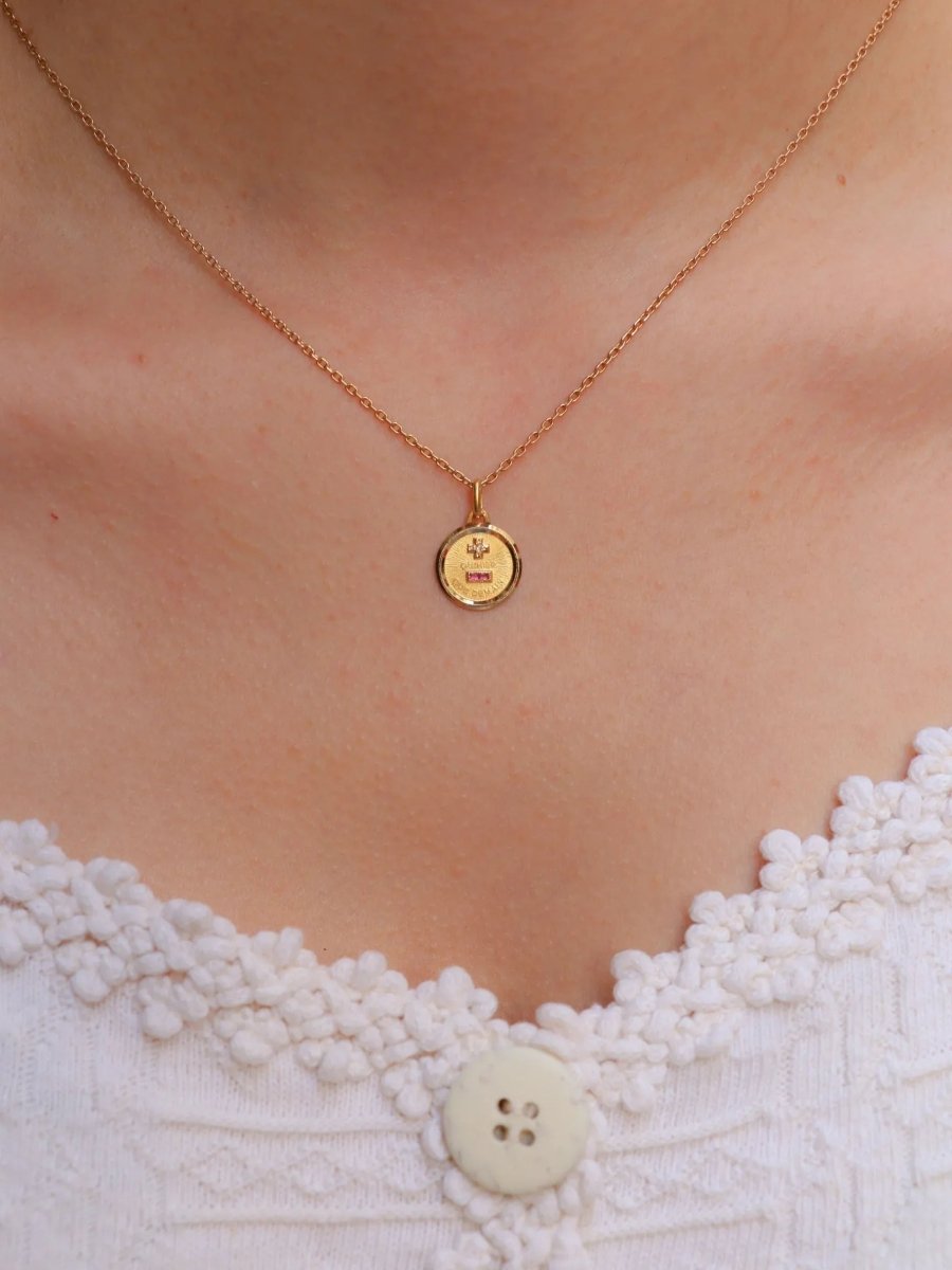 Mini Médaille amour Augis Plus qu'hier moins que demain or jaune diamant rubis - Castafiore