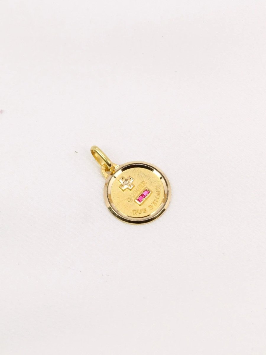 Mini Médaille amour Augis Plus qu'hier moins que demain or jaune diamant rubis - Castafiore