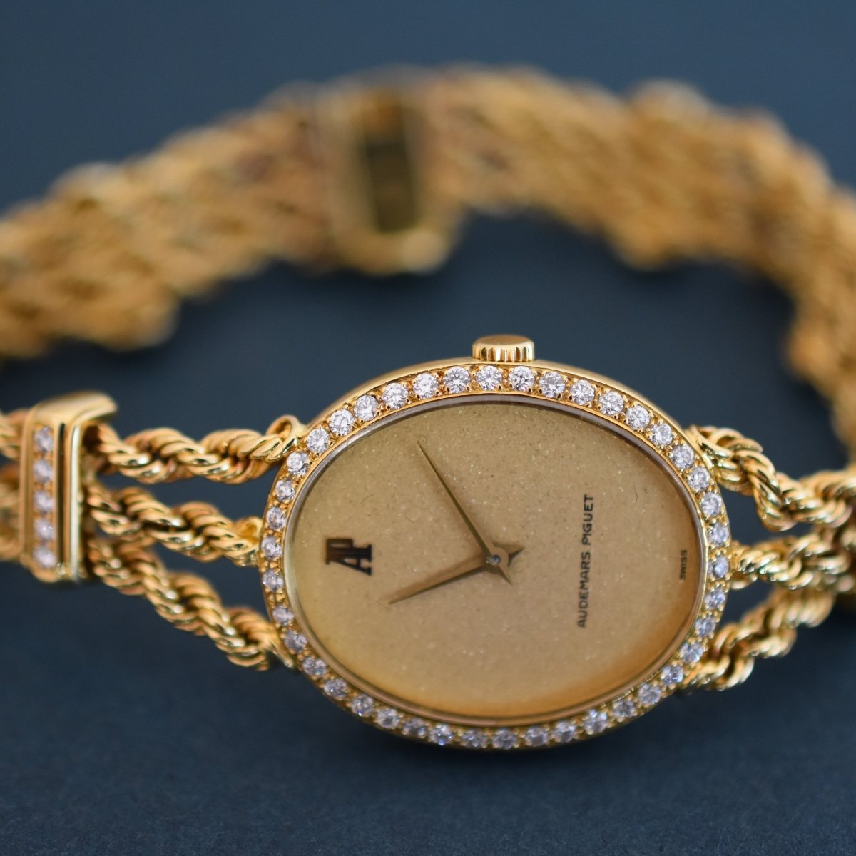 Montre AUDEMARS PIGUET "Classique" en or jaune et diamants - Castafiore