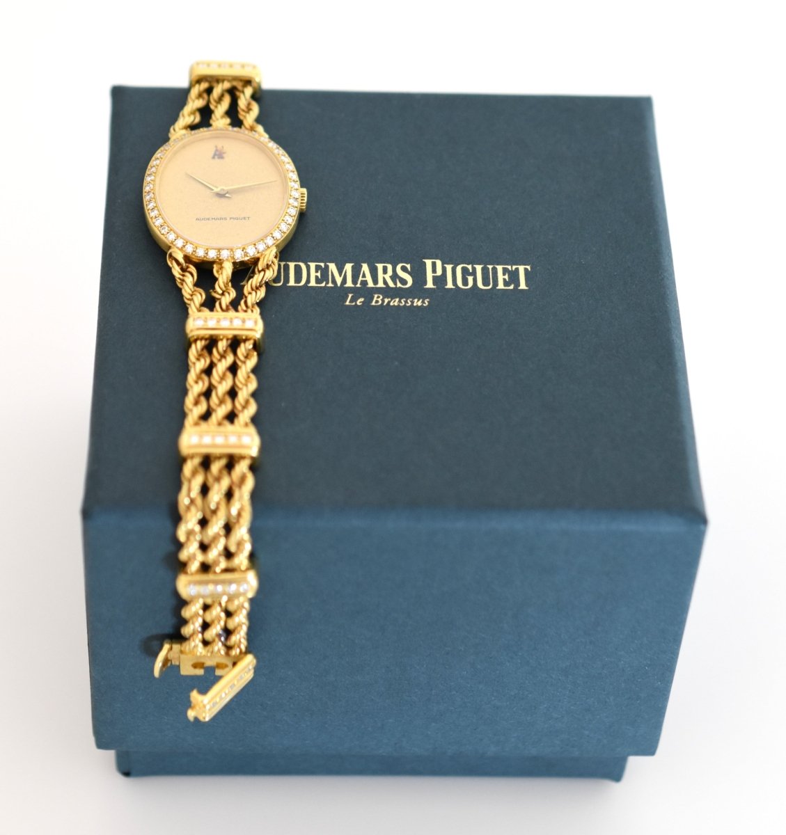 Montre AUDEMARS PIGUET "Classique" en or jaune et diamants - Castafiore