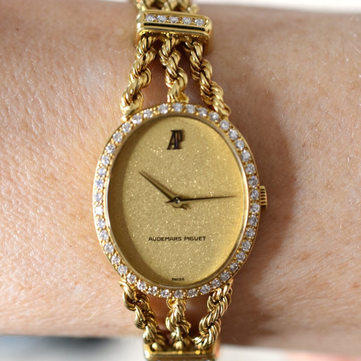 Montre AUDEMARS PIGUET "Classique" en or jaune et diamants - Castafiore