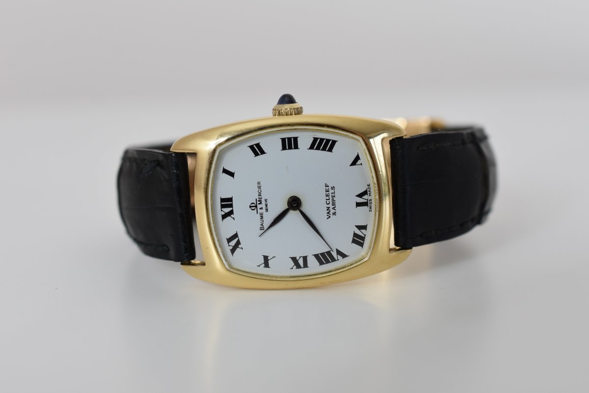 Montre BAUME & MERCIER X VAN CLEEF & ARPELS en or jaune, cuir et saphir - Castafiore
