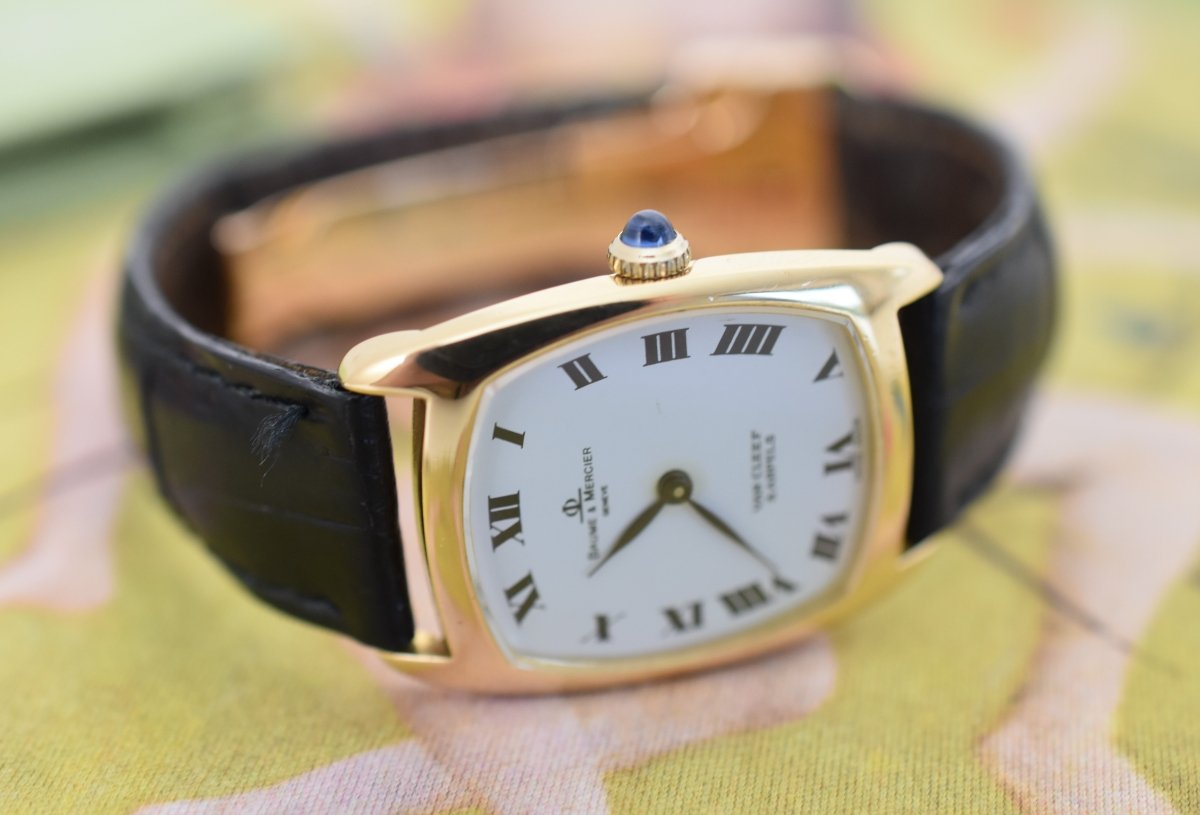 Montre BAUME & MERCIER X VAN CLEEF & ARPELS en or jaune, cuir et saphir - Castafiore