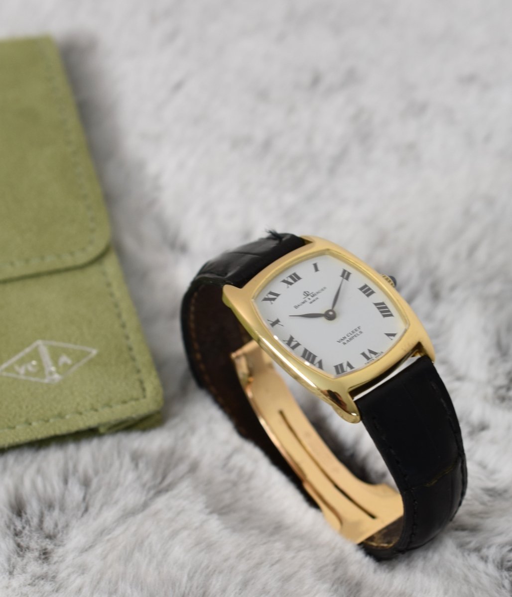 Montre BAUME & MERCIER X VAN CLEEF & ARPELS en or jaune, cuir et saphir - Castafiore