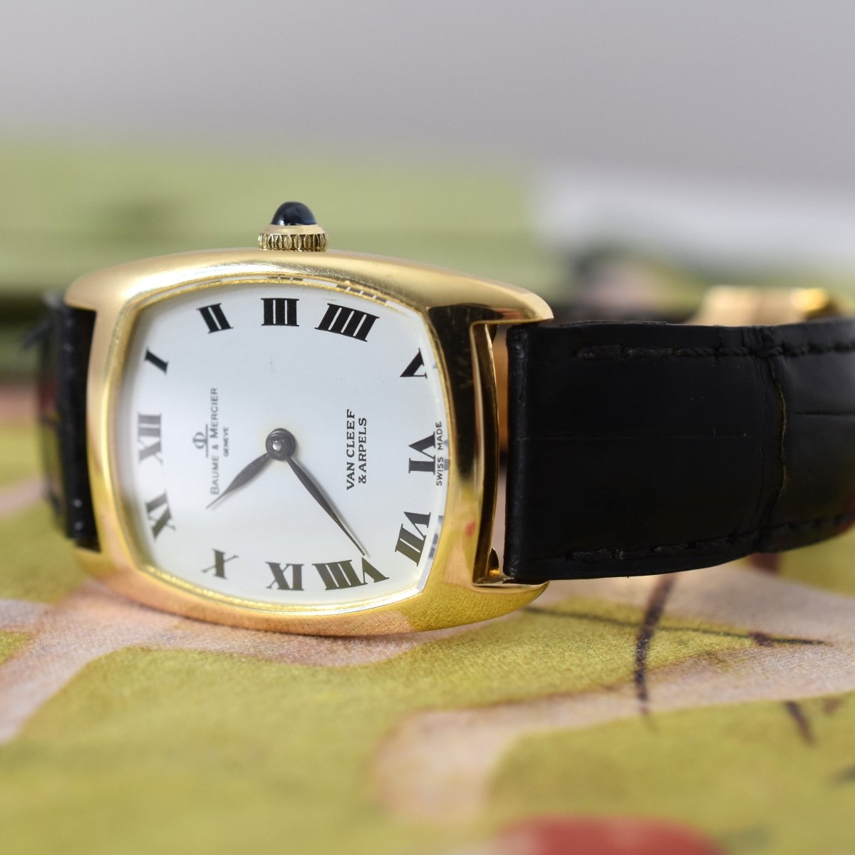 Montre BAUME & MERCIER X VAN CLEEF & ARPELS en or jaune, cuir et saphir - Castafiore