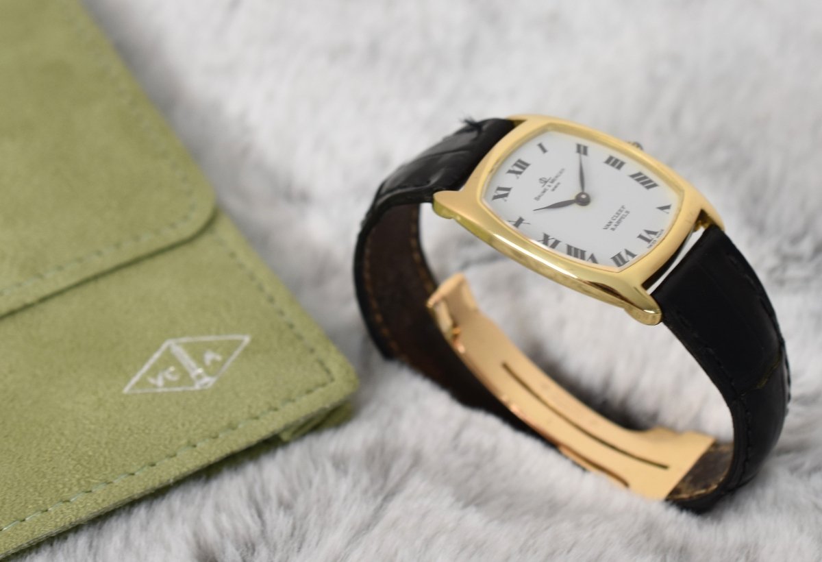 Montre BAUME & MERCIER X VAN CLEEF & ARPELS en or jaune, cuir et saphir - Castafiore