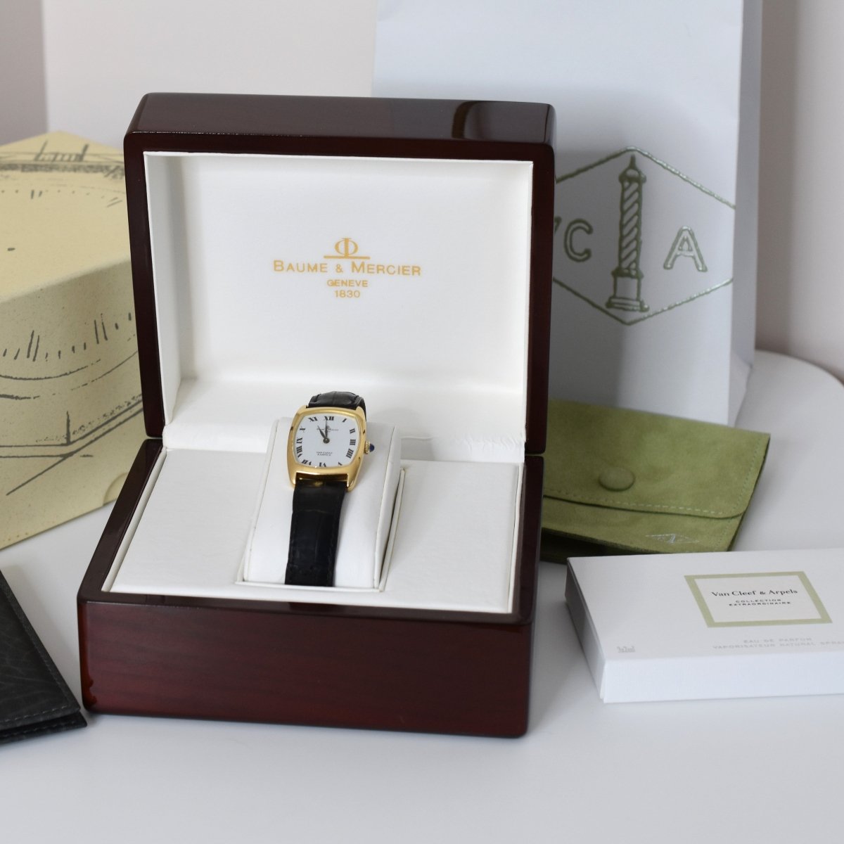 Montre BAUME & MERCIER X VAN CLEEF & ARPELS en or jaune, cuir et saphir - Castafiore