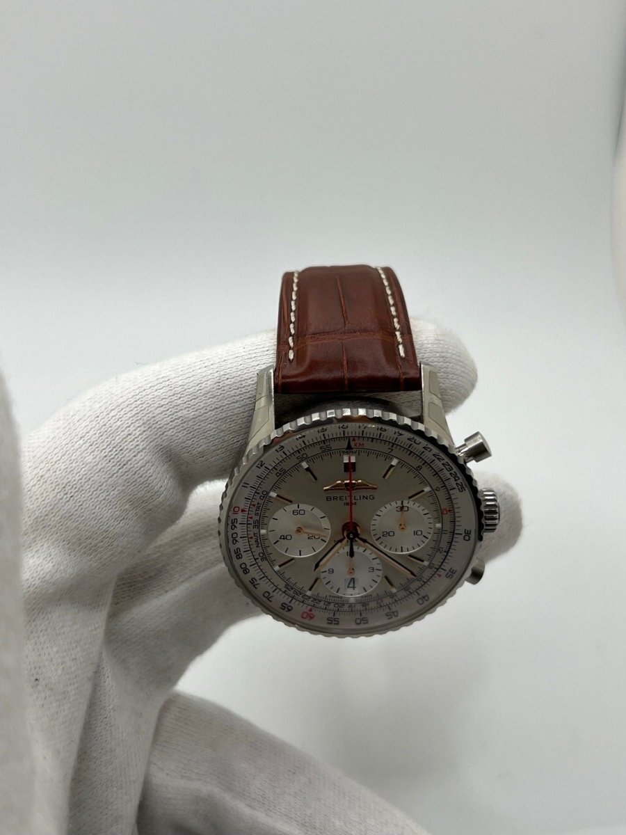 Montre BREITLING Navitimer 1 B01 Chronograph en acier et cuir de crocodile - Castafiore