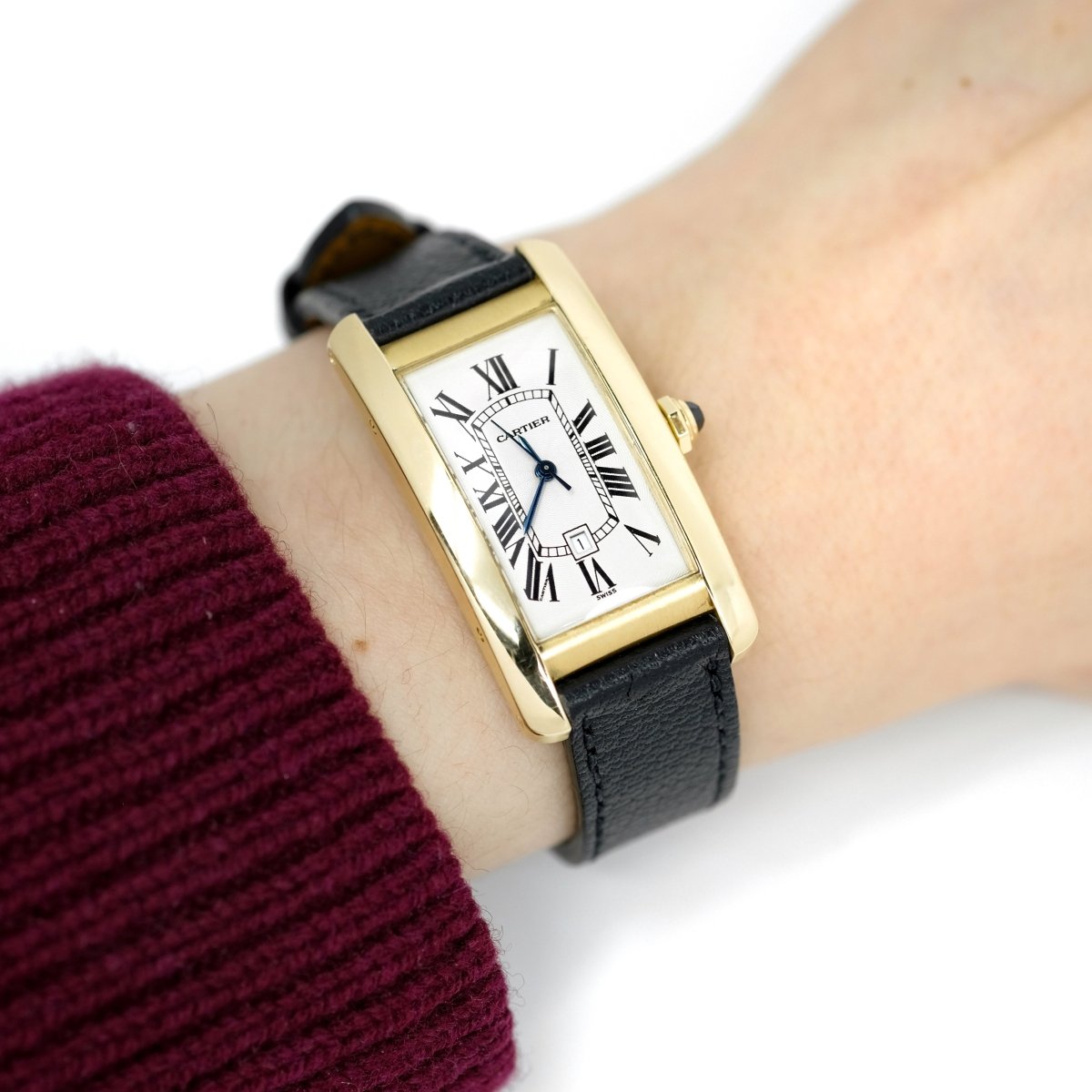 Montre CARTIER "Tank Américaine" en or jaune, cuir et saphir - Castafiore