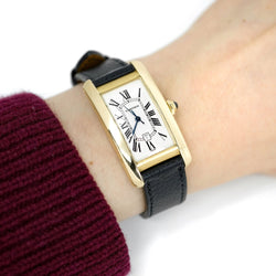 Montre CARTIER "Tank Américaine" en or jaune, cuir et saphir - Castafiore