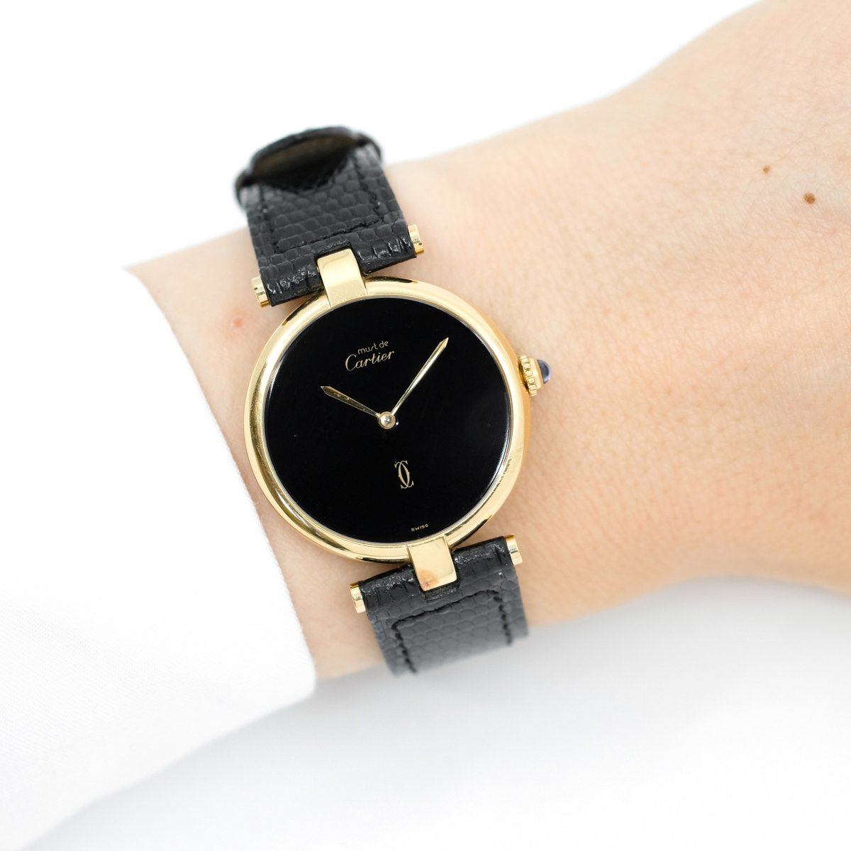 Montre CARTIER "Vendôme Must" en plaqué or, argent, cuir et saphir - Castafiore