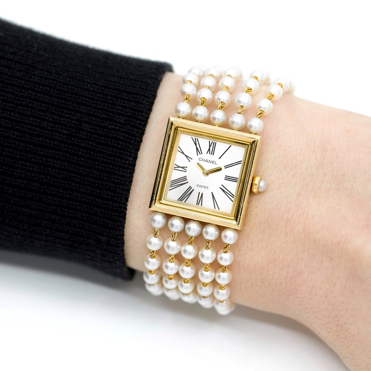 Montre CHANEL Mademoiselle en or jaune et perles - Castafiore