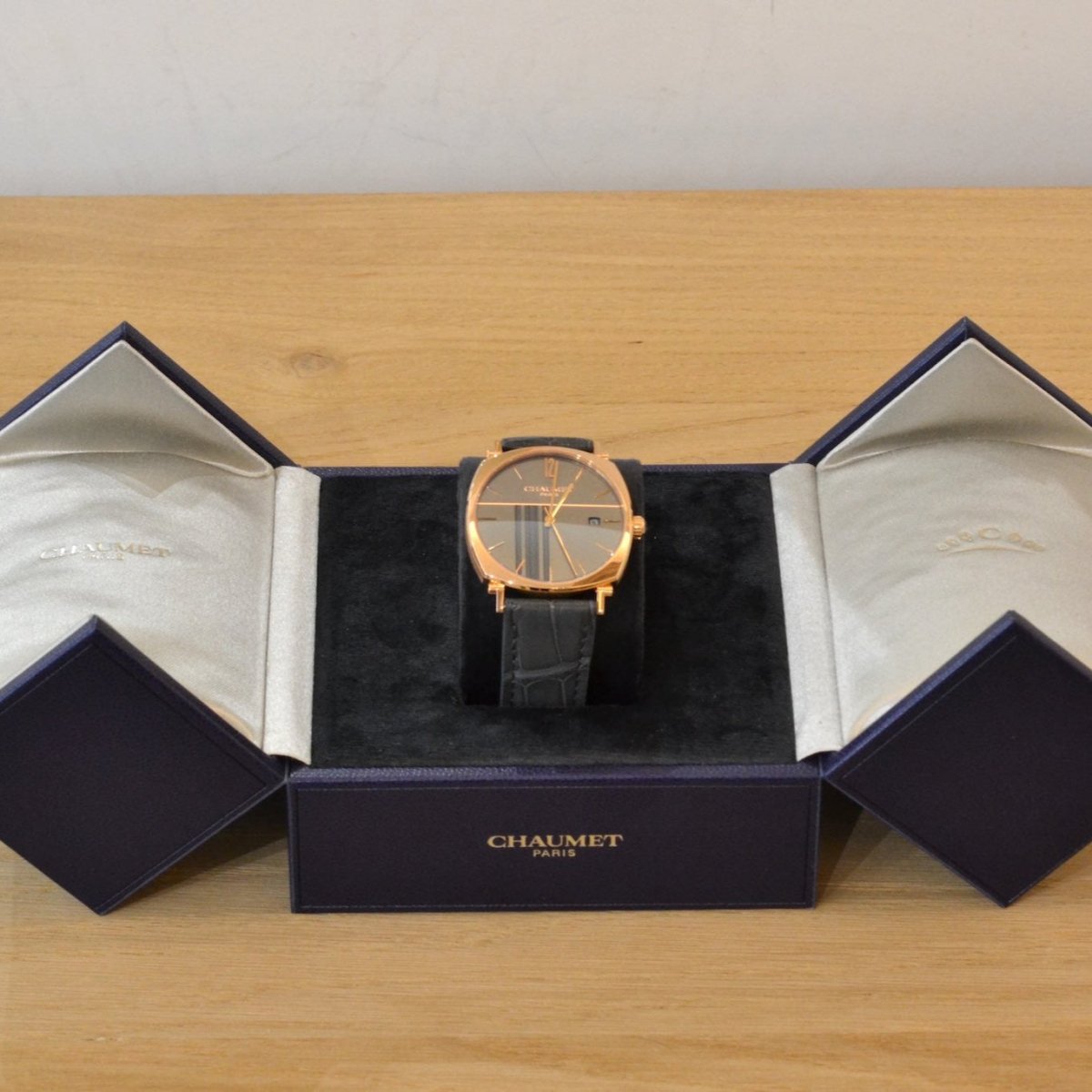 Montre CHAUMET "Dandy" en or, cuir et saphir - Castafiore