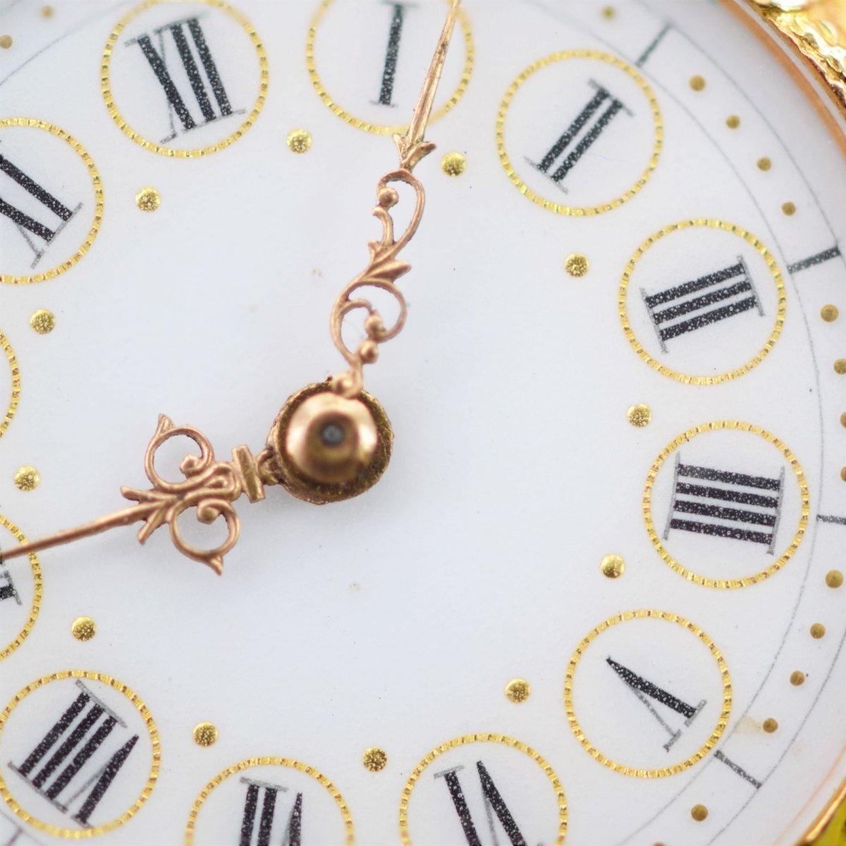 Montre de col en or jaune, émail et diamants - Castafiore