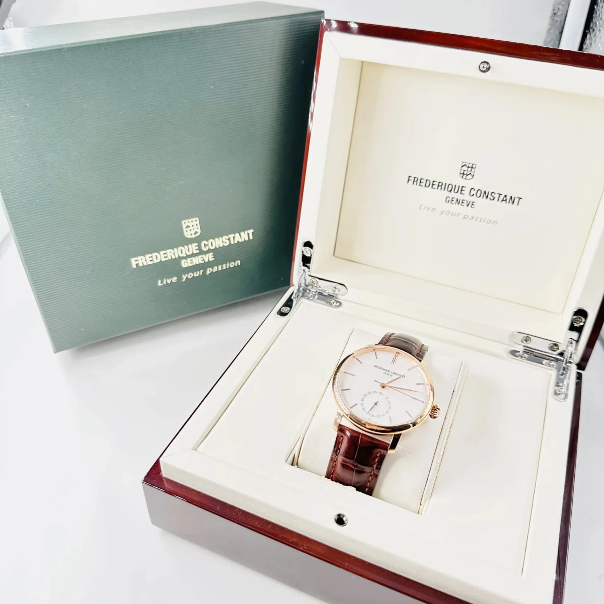 Montre FRÉDÉRIQUE CONSTANT "Slimline Manufacture" en acier et cuir - Castafiore