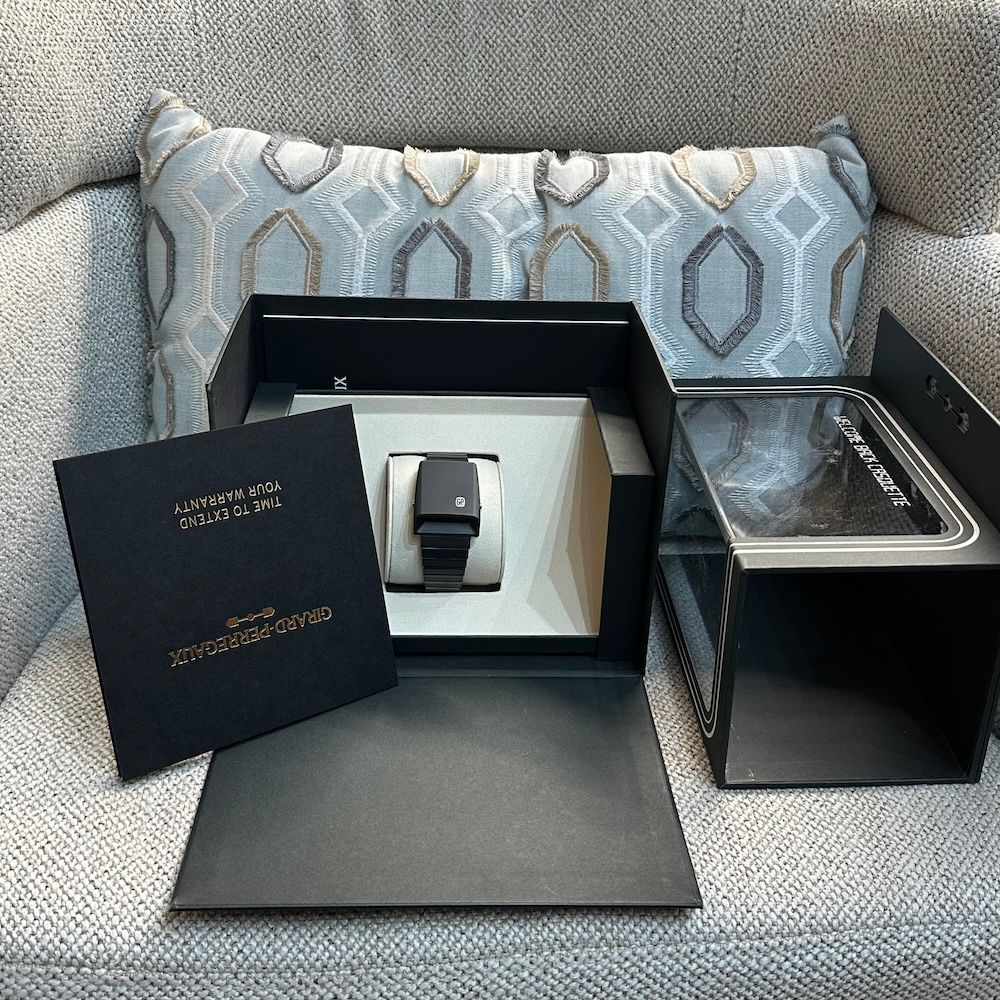 Montre Girard Perregaux Casquette 2.0 céramique et titane. Quartz. Full set de 2022. - Castafiore