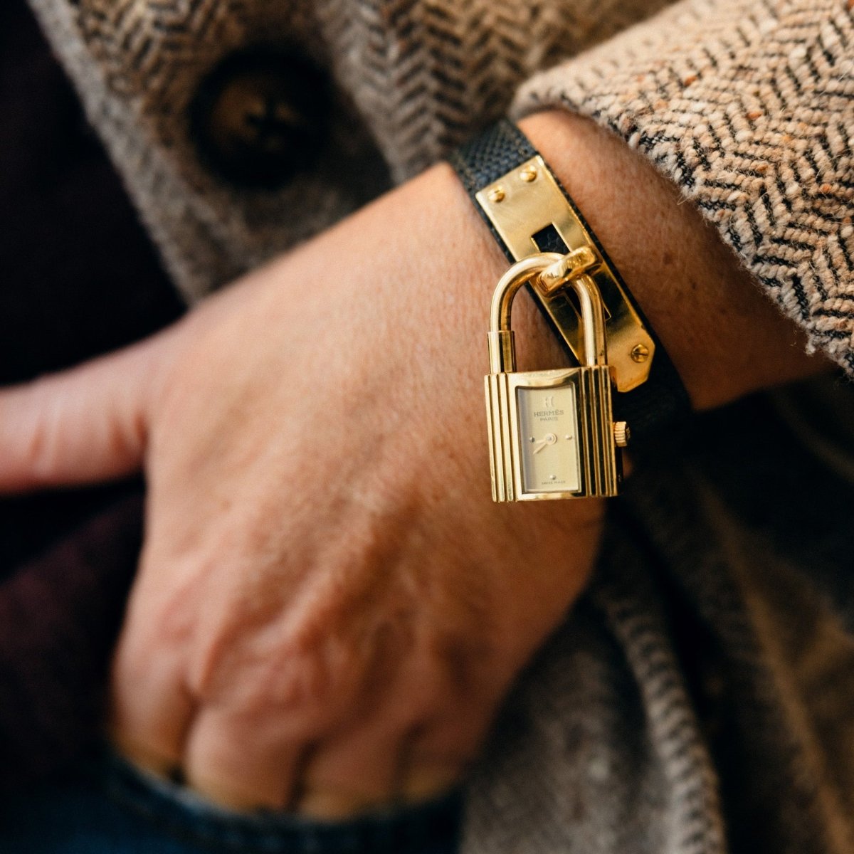 Montre HERMÈS Kelly en plaqué or et cuir