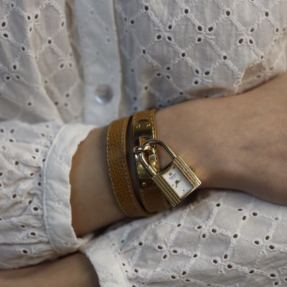 HERMÈS “Kelly” watch in gold-plated metal and brown leather