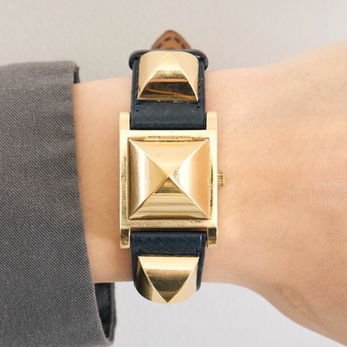 Montre HERMÈS "Médor" en plaqué or, cuir et quartz - Castafiore