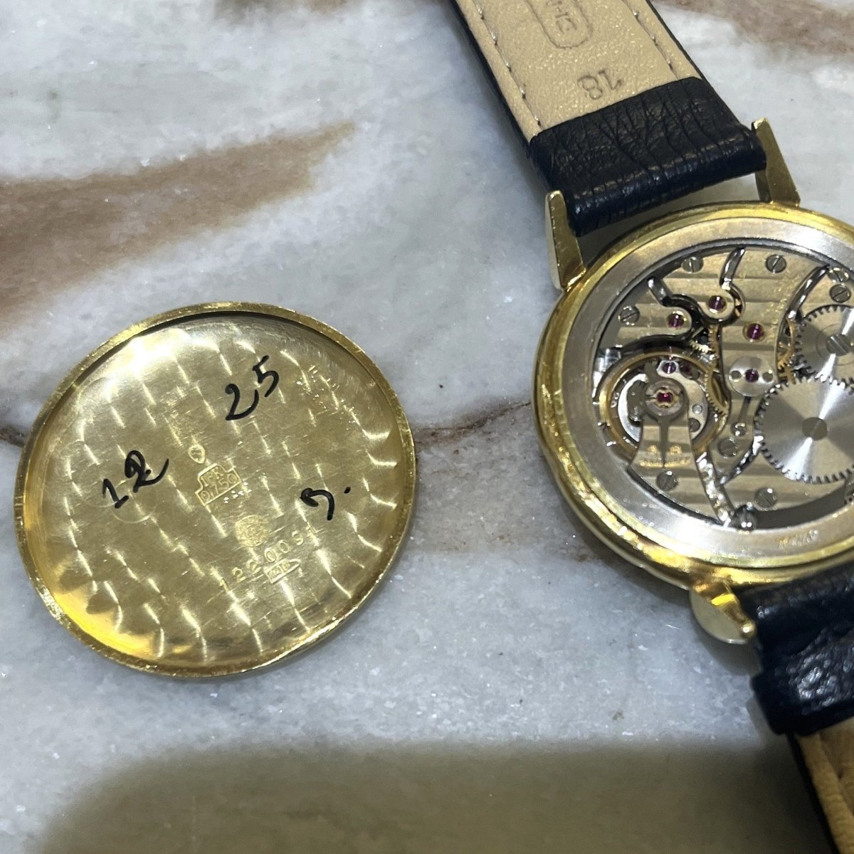 Montre IWC en or jaune et cuir - Castafiore