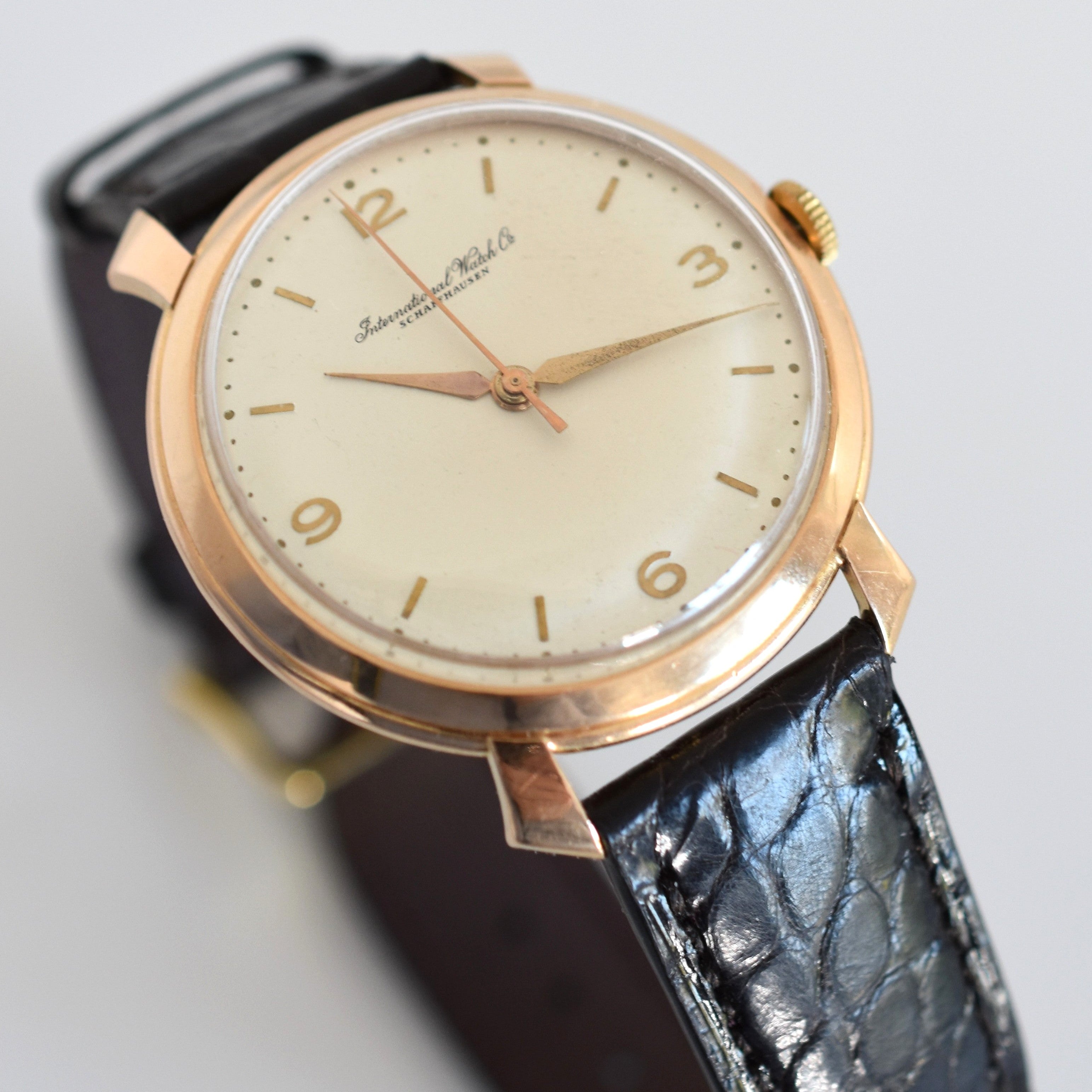 Montre IWC "Jumbo Shark Fin" en or rose, acier et cuir - Castafiore