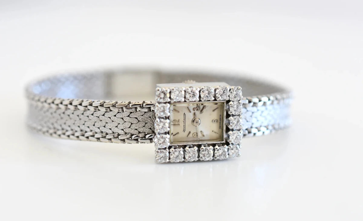 Montre JAEGER-LECOULTRE Haute Joaillerie Cal. 426 en or blanc 18 carats et diamants Bracelet Intégré c.1960. - Castafiore