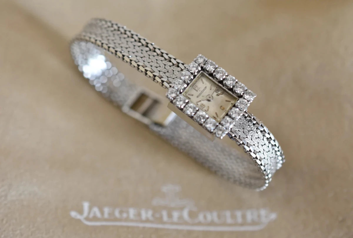 Montre JAEGER-LECOULTRE Haute Joaillerie Cal. 426 en or blanc 18 carats et diamants Bracelet Intégré c.1960. - Castafiore