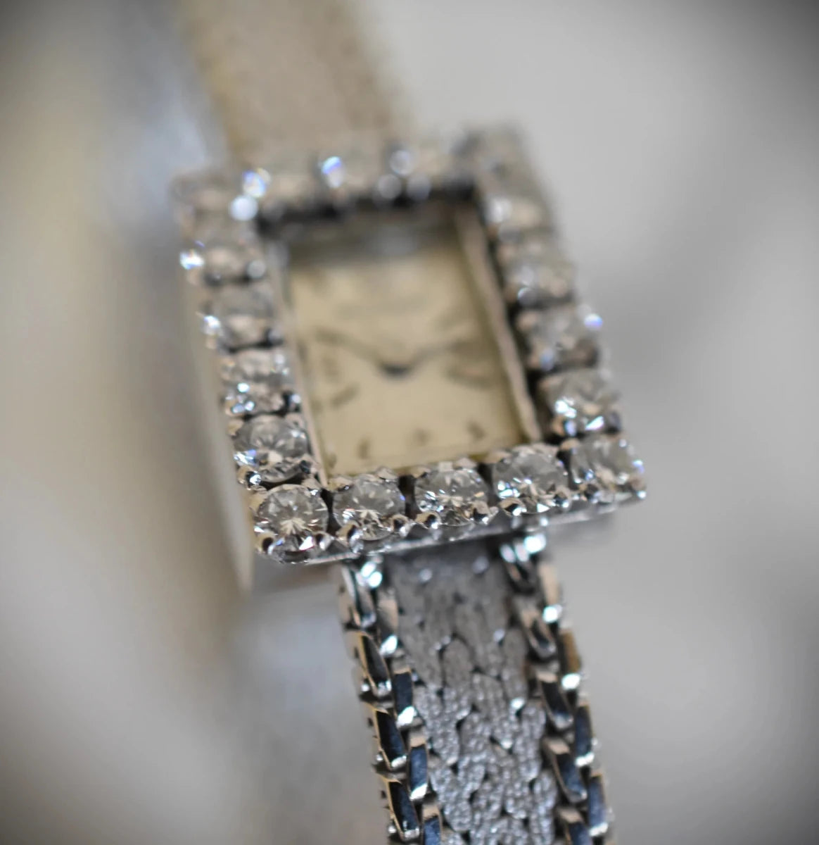 Montre JAEGER-LECOULTRE Haute Joaillerie Cal. 426 en or blanc 18 carats et diamants Bracelet Intégré c.1960. - Castafiore