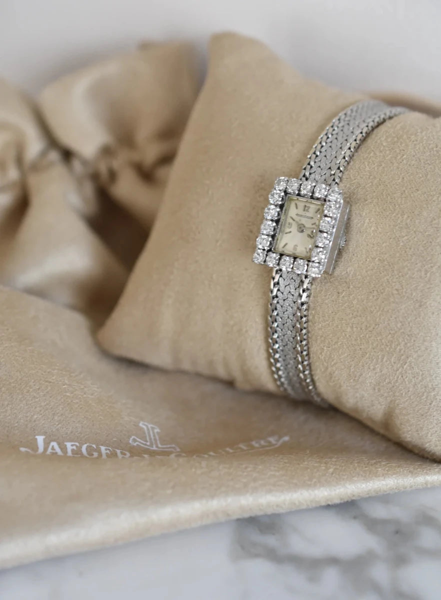Montre JAEGER-LECOULTRE Haute Joaillerie Cal. 426 en or blanc 18 carats et diamants Bracelet Intégré c.1960. - Castafiore
