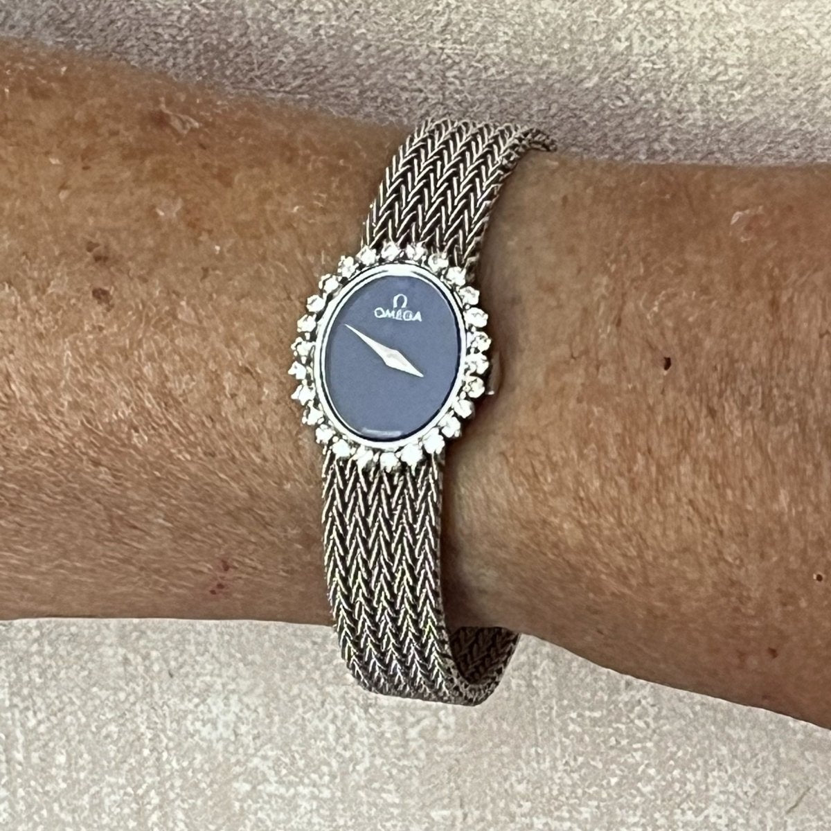 Montre OMEGA en or blanc, lapis - lazuli et diamants - Castafiore