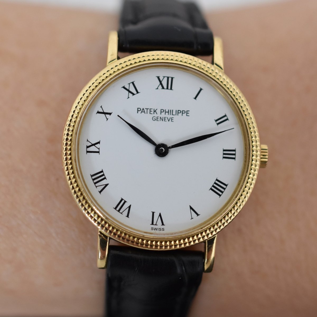 Montre PATEK PHILIPPE "Calatrava Clous de Paris" en or jaune, cuir et quartz - Castafiore