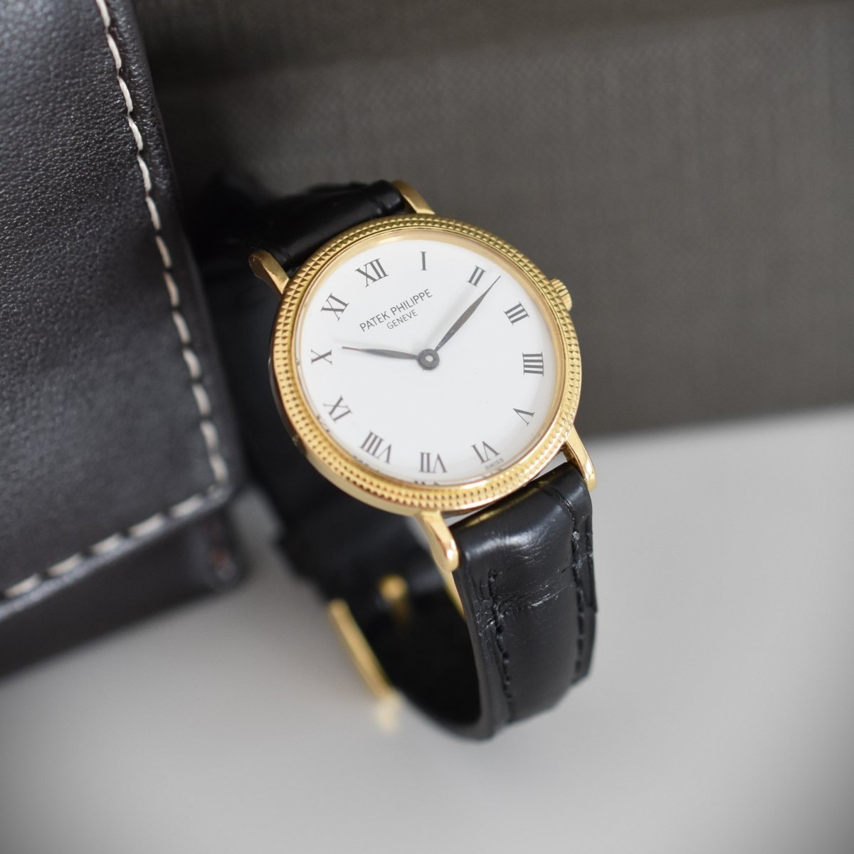 Montre PATEK PHILIPPE "Calatrava Clous de Paris" en or jaune, cuir et quartz - Castafiore