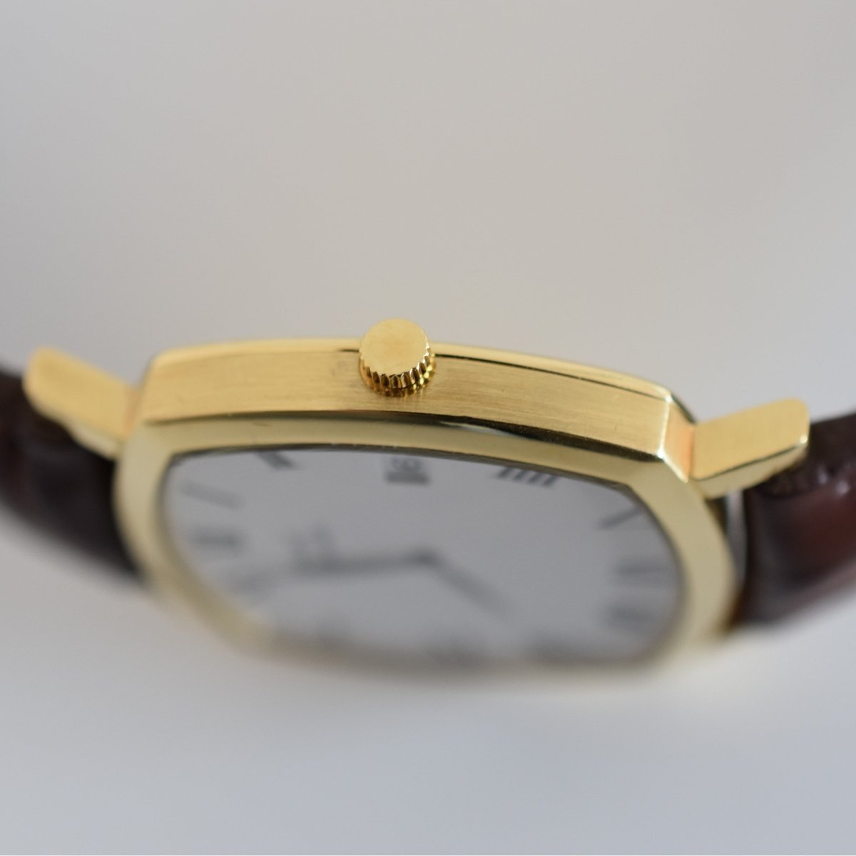 Montre PIAGET "Coussin" en or jaune et cuir - Castafiore