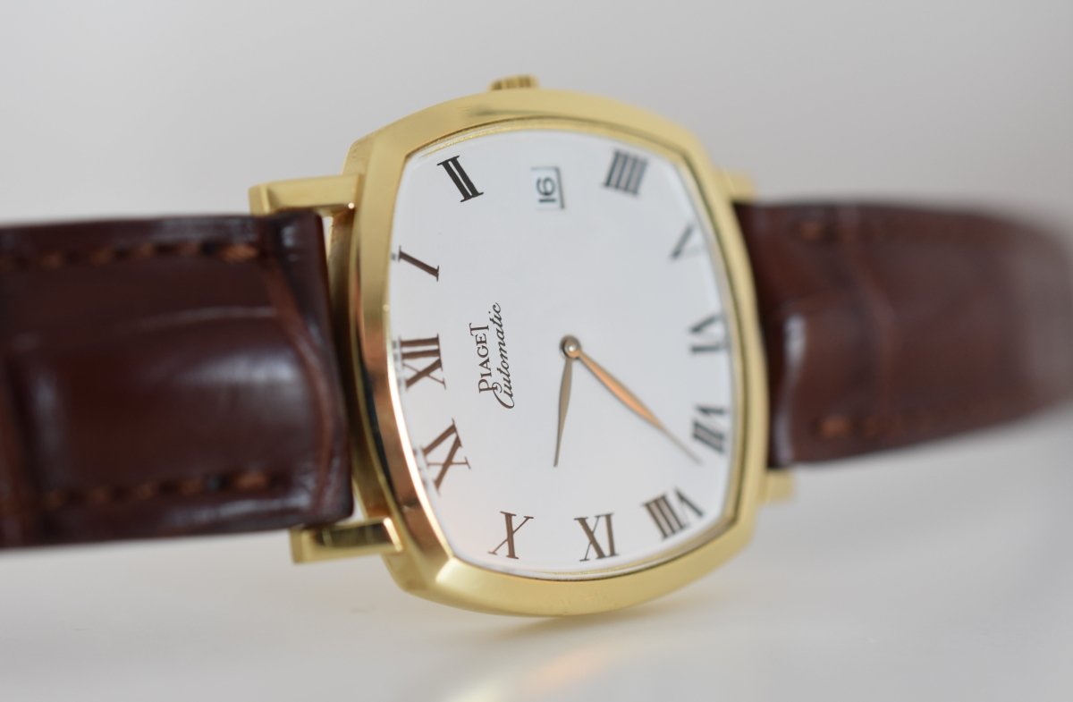 Montre PIAGET "Coussin" en or jaune et cuir - Castafiore